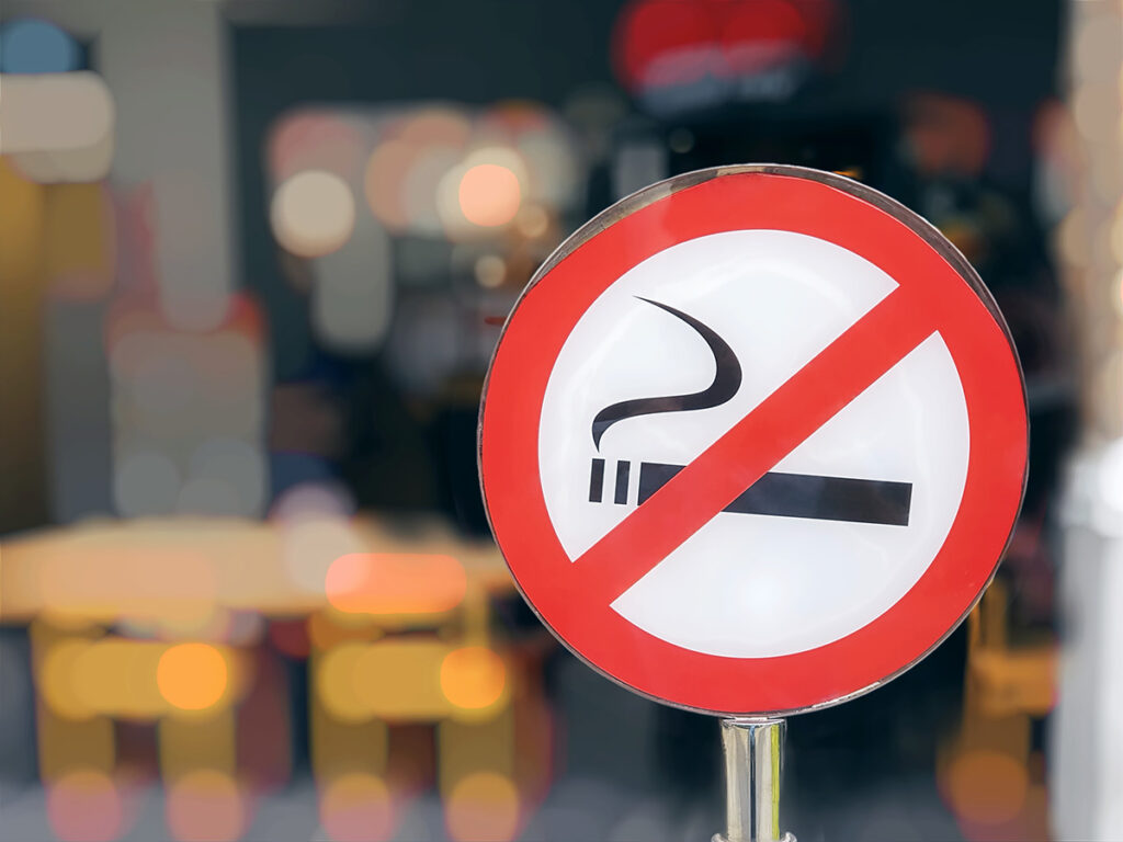 Prohibido fumar en comunidades de vecinos ¿Cómo es esta normativa? - SOS  Administradores